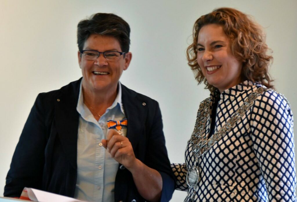 Burgemeester Mirjam van t Veld samen met vrijwilligers Nell Brackx uit Havelte