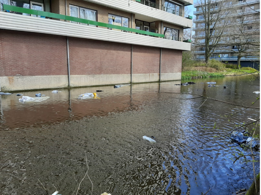 Rondvliegend Plastic In De Wijk Groenelaan De Bomen Hangen Vol