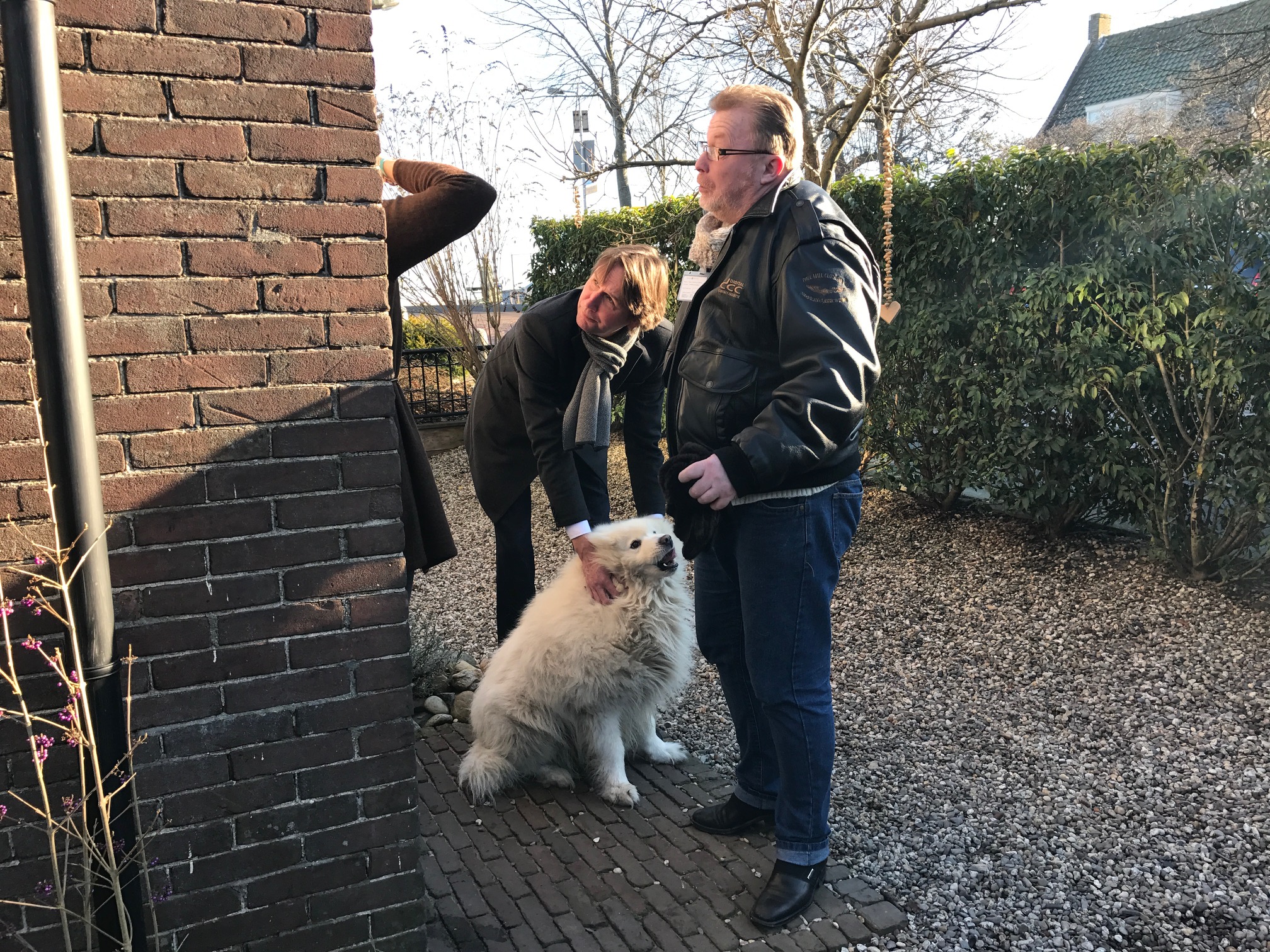 Controleurs hondenbezit op pad in Nes aan de Amstel - RTV Amstelveen