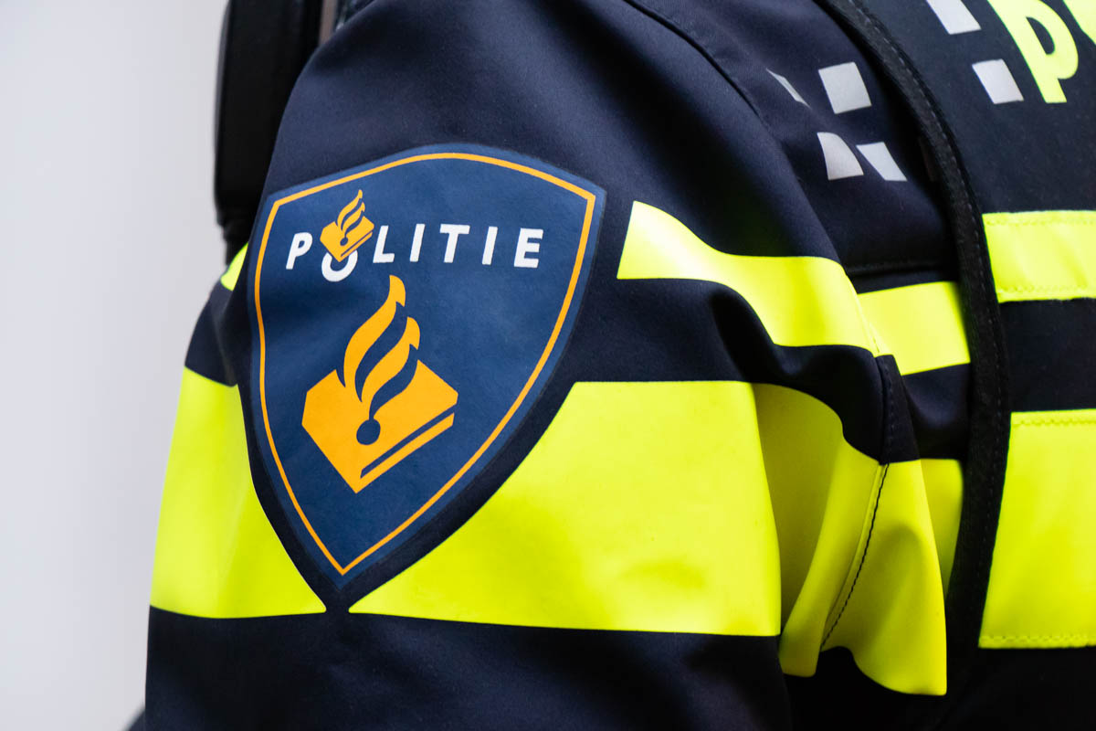 Politie Arresteert Zeven Mensen Na Enorme Drugsvondst In Woning ...