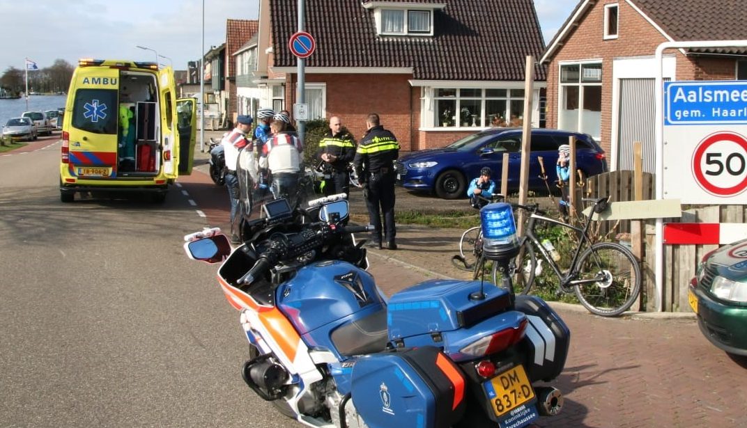 Wielrenner gewond na botsing met motorrijder Aalsmeerderbrug