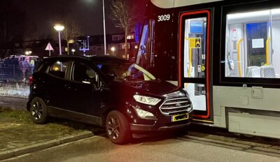 20220115-botsing-auto-en-tram-Westwijk-blur-foto-VLN-400x232.jpeg