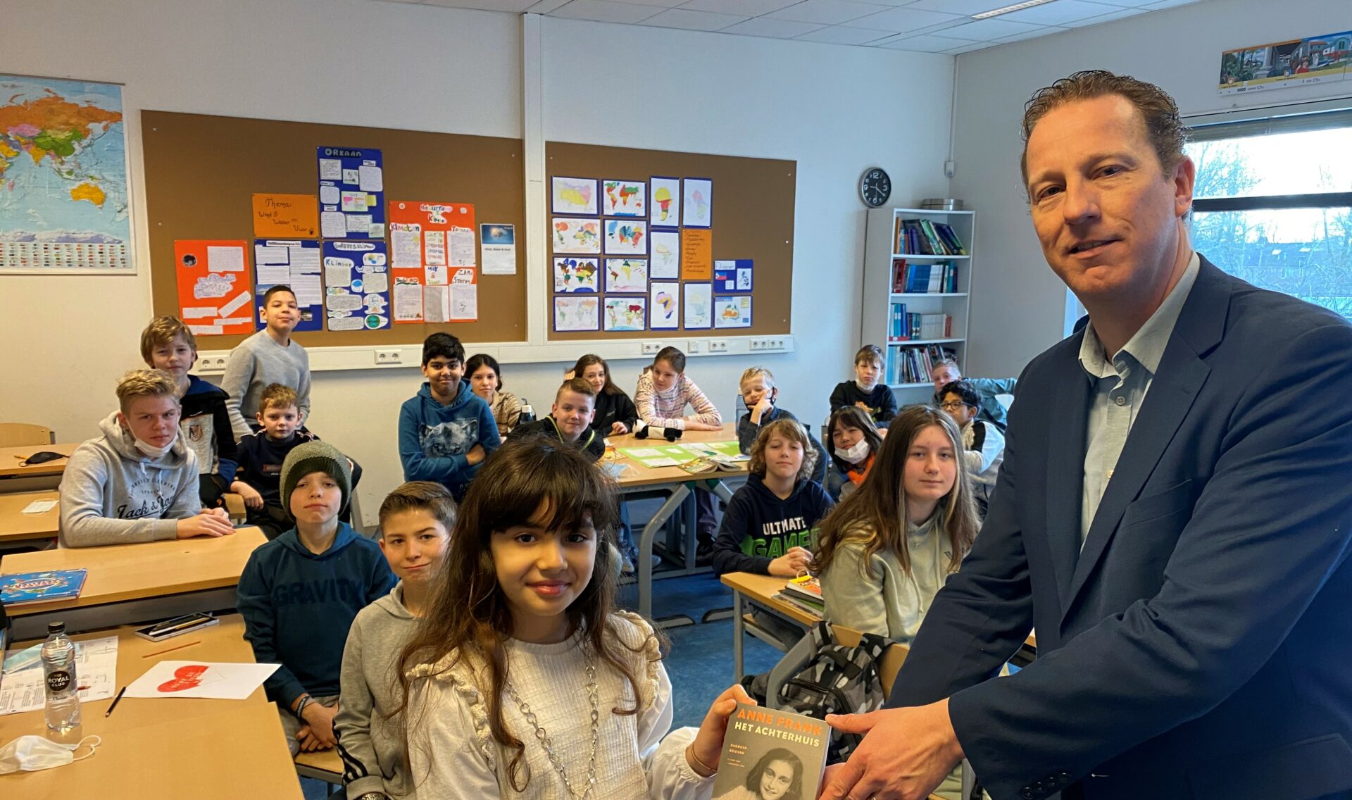 Kinderburgemeester Bana deelt boek ‘Het Achterhuis’ uit RTVA Kinderburgemeester Bana deelt boek ‘Het Achterhuis’ uit RTVA
