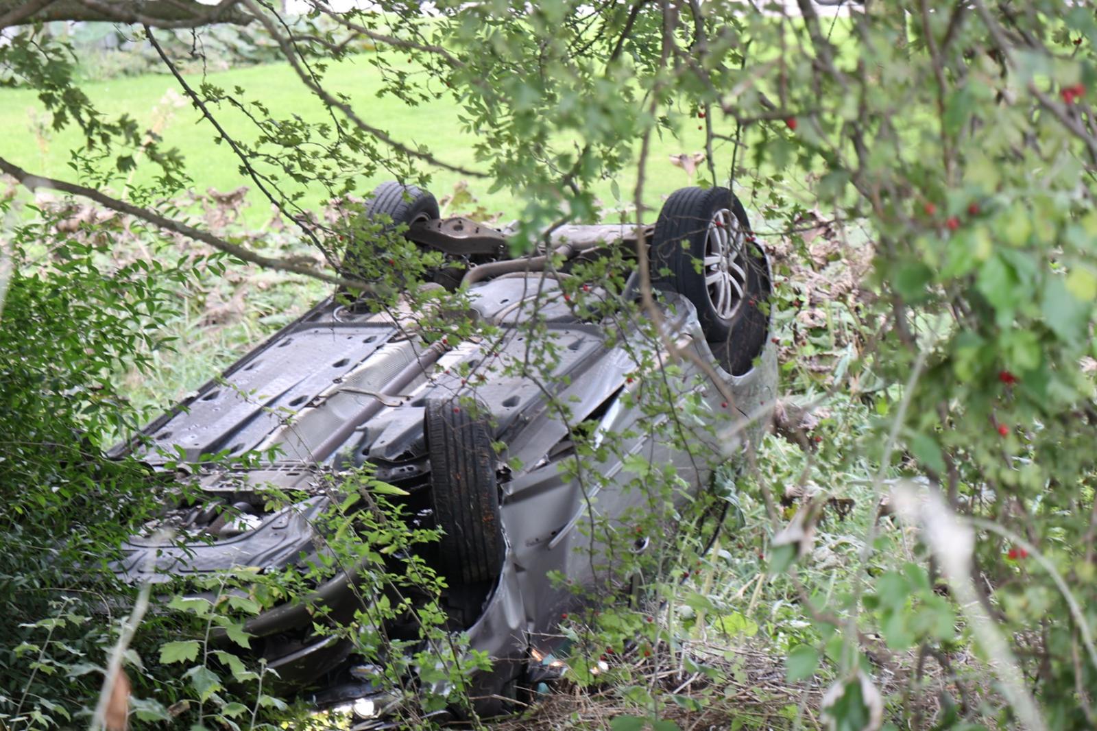 Auto Slaat Over De Kop En Belandt Naast Ziekenhuis In De Struiken